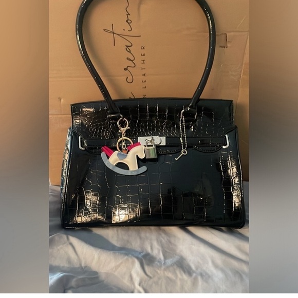 NEW FAUX CROCODILE
WOMENS FASHION HANDBAG
2 Pony Charm are included - Picture 3 of 15